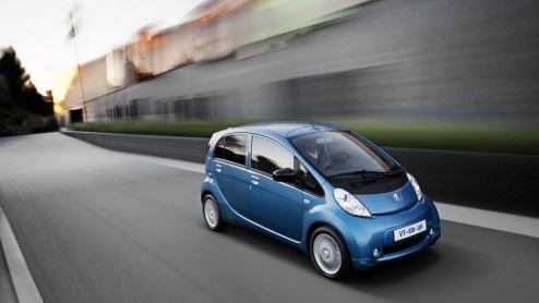 Omdat er beduidend minder van worden verkocht dan verwacht, is Mitsubishi tijdelijk gestopt met de productie van de Peugeot iOn en de Citron C-Zero, die identiek zijn aan hun eigen elektrische autoot