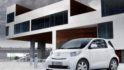 Toyota heeft met de slechts drie meter lange iQ een behoorlijk innovatief staaltje techniek in handen. Onderhuids zal de ruimtebesparende techniek als basis gaan dienen voor een nieuwe hybride, een co