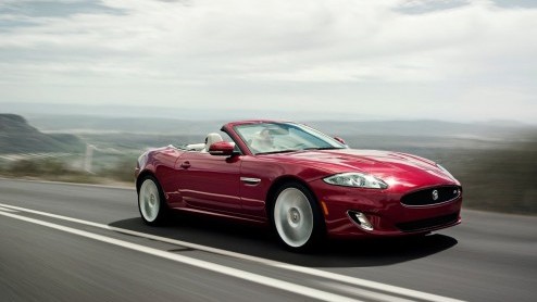Ook de Jaguar XK ontkomt niet aan de vernieuwingsdrift van de Britten. De XK Coupe en Convertible zijn subtiel bijgewerkt aan de tand des tijds waarbij de opgefriste neus meteen in het oog springt.