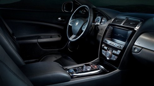 Ook de Jaguar XK ontkomt niet aan de vernieuwingsdrift van de Britten. De XK Coupe en Convertible zijn subtiel bijgewerkt aan de tand des tijds waarbij de opgefriste neus meteen in het oog springt.