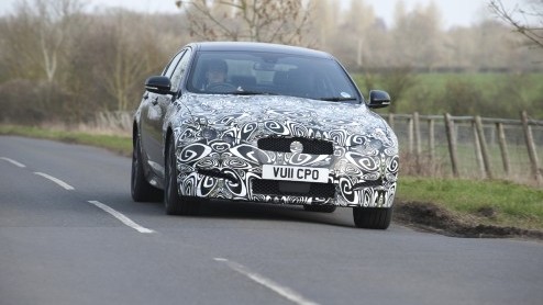 Volgens topman Adrian Hallmark is Jaguar de afgelopen jaren de aansluiting met BMW en Mercedes verloren. Meer dan helft van de 5-serie en E-klasse verlaat de fabriekspoort met een viercilinder. Jaguar