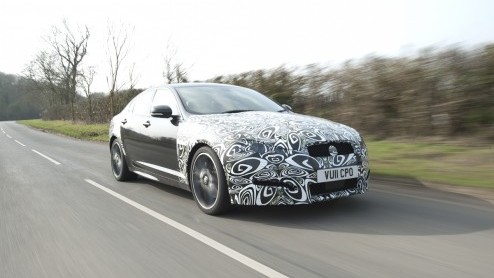 Volgens topman Adrian Hallmark is Jaguar de afgelopen jaren de aansluiting met BMW en Mercedes verloren. Meer dan helft van de 5-serie en E-klasse verlaat de fabriekspoort met een viercilinder. Jaguar