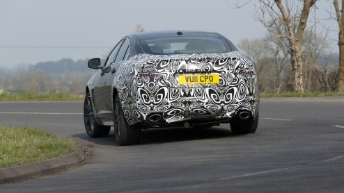 Volgens topman Adrian Hallmark is Jaguar de afgelopen jaren de aansluiting met BMW en Mercedes verloren. Meer dan helft van de 5-serie en E-klasse verlaat de fabriekspoort met een viercilinder. Jaguar
