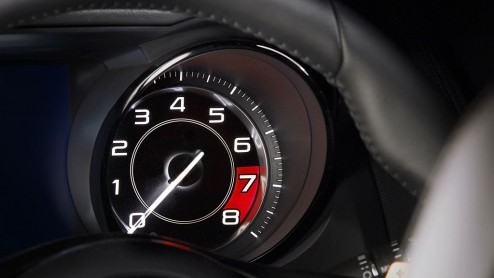 Sneeuwbuien of niet, vanaf komend voorjaar arriveert de nieuwe Jaguar F-Type bij de dealer. De sportieve tweezitter met V6 of V8 staat dan in de boeken vanaf net geen 90 mille.