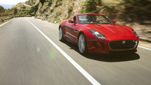 Sneeuwbuien of niet, vanaf komend voorjaar arriveert de nieuwe Jaguar F-Type bij de dealer. De sportieve tweezitter met V6 of V8 staat dan in de boeken vanaf net geen 90 mille.