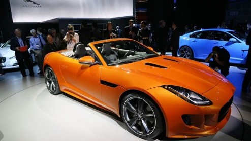 Sneeuwbuien of niet, vanaf komend voorjaar arriveert de nieuwe Jaguar F-Type bij de dealer. De sportieve tweezitter met V6 of V8 staat dan in de boeken vanaf net geen 90 mille.