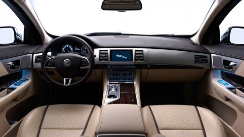 De langverwachte stationwagonvariant van de Jaguar XF is nu alvast officieel, want dit is de XF Sportbrake! Met 1675 liter bagage- en extra hoofdruimte maar identieke rijdynamiek rijd je praktisch in 