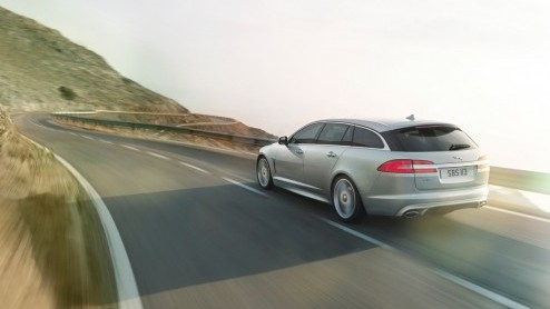 De langverwachte stationwagonvariant van de Jaguar XF is nu alvast officieel, want dit is de XF Sportbrake! Met 1675 liter bagage- en extra hoofdruimte maar identieke rijdynamiek rijd je praktisch in 