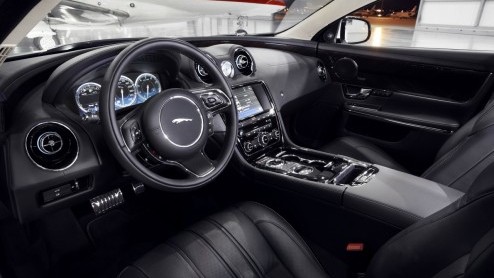 Een ultiem luxe Jaguar XJ met twee aparte stoelen, een tafeltje, iPads, 20 speakers en een champagnekoeler verdient maar n naam: de Ultimate-uitvoering. Present in Peking!