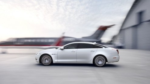Een ultiem luxe Jaguar XJ met twee aparte stoelen, een tafeltje, iPads, 20 speakers en een champagnekoeler verdient maar n naam: de Ultimate-uitvoering. Present in Peking!
