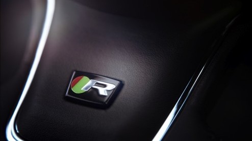 Jaguar XJR is nu officieel aangekondigd en ziet het licht in New York. Met 550 pk Supercharged V8, 20 inch wielen en heel veel snelheidspotentieel.