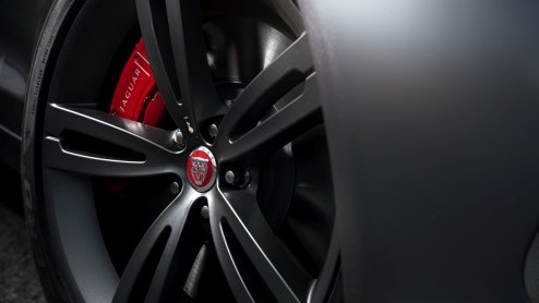 Jaguar XJR is nu officieel aangekondigd en ziet het licht in New York. Met 550 pk Supercharged V8, 20 inch wielen en heel veel snelheidspotentieel.