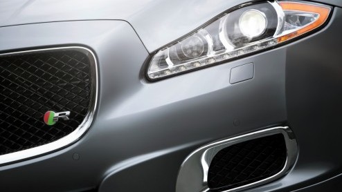 Jaguar XJR is nu officieel aangekondigd en ziet het licht in New York. Met 550 pk Supercharged V8, 20 inch wielen en heel veel snelheidspotentieel.