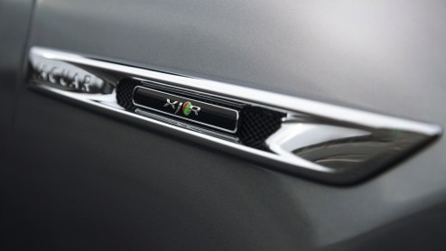 Jaguar XJR is nu officieel aangekondigd en ziet het licht in New York. Met 550 pk Supercharged V8, 20 inch wielen en heel veel snelheidspotentieel.