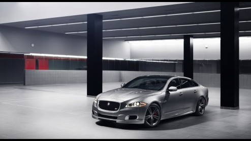 Jaguar XJR is nu officieel aangekondigd en ziet het licht in New York. Met 550 pk Supercharged V8, 20 inch wielen en heel veel snelheidspotentieel.