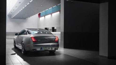 Jaguar XJR is nu officieel aangekondigd en ziet het licht in New York. Met 550 pk Supercharged V8, 20 inch wielen en heel veel snelheidspotentieel.