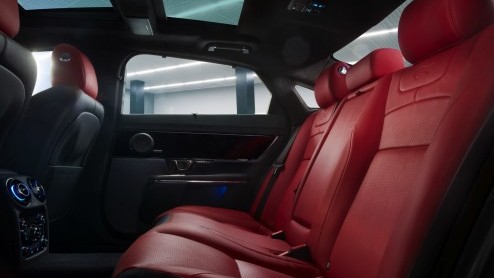 Jaguar XJR is nu officieel aangekondigd en ziet het licht in New York. Met 550 pk Supercharged V8, 20 inch wielen en heel veel snelheidspotentieel.