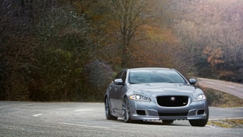 Jaguar XJR is nu officieel aangekondigd en ziet het licht in New York. Met 550 pk Supercharged V8, 20 inch wielen en heel veel snelheidspotentieel.