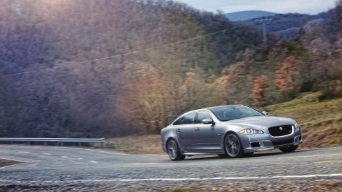 Jaguar XJR is nu officieel aangekondigd en ziet het licht in New York. Met 550 pk Supercharged V8, 20 inch wielen en heel veel snelheidspotentieel.