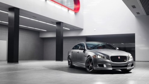 Jaguar XJR is nu officieel aangekondigd en ziet het licht in New York. Met 550 pk Supercharged V8, 20 inch wielen en heel veel snelheidspotentieel.