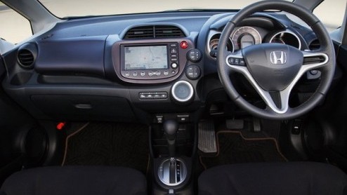 Onlangs zijn er fotos van de nieuwe Honda Jazz uitgelekt. Officieel debuteert de Jazz in november, op de Tokyo Motor Show, maar de eerste fotos dwarrelen al rond. Die willen we je niet onthouden, du