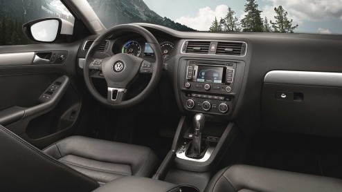 Hij is al een paar keer aangekondigd en vandaag is het dan zo ver: de Volkswagen Jetta Hybrid doet intrede! De zuinige hybridevariant met TSI-motor en 95 gram CO2-uitstoot is per direct te bestellen v