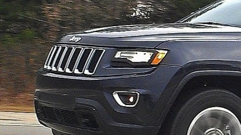 Jeep werkt voor volgend jaar aan het faceliftmodel van de Grand Cherokee. De luxe SUV krijg een nieuw, verfijnd gezicht en ook een nieuwe set achterlichten. Het eindresultaat is inmiddels al gespot.
