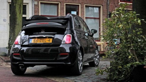 Verkopen occasion blijft stabiel. Interesse voor jong gebruikt neemt toe. Kopers van tweedehandsauto kiezen nu meer voor groter en luxer, ook de cabrio-, sport- en terreinauto is meer in trek.