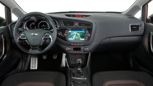Kia heeft de prijzen van de nieuwe ceed bekend gemaakt. De Koreaan is er vanaf 17.195 euro met een 1.6 GDI benzinemotor en er zijn diverse pakketten beschikbaar om de uitrusting verder uit te breiden