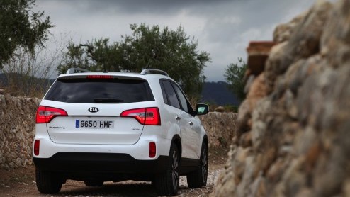Het succes van de Kia Sportage zet de grotere Sorento een beetje in de schaduw. Kia laat het er echter niet bij zitten en heeft de stoere SUV nu grondig vernieuwd, ook al valt dat er niet meteen aan a