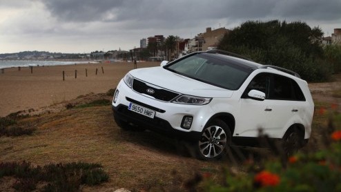 Het succes van de Kia Sportage zet de grotere Sorento een beetje in de schaduw. Kia laat het er echter niet bij zitten en heeft de stoere SUV nu grondig vernieuwd, ook al valt dat er niet meteen aan a