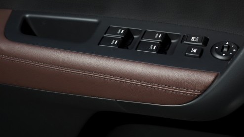 Het succes van de Kia Sportage zet de grotere Sorento een beetje in de schaduw. Kia laat het er echter niet bij zitten en heeft de stoere SUV nu grondig vernieuwd, ook al valt dat er niet meteen aan a