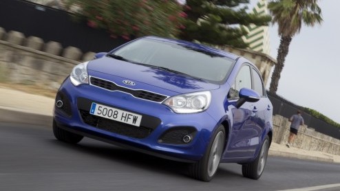 De Kia Rio heeft in ons land een onopvallend bestaan geleid. Nu compacte autos steeds meer aftrek vinden laat het merk geen kans liggen om de Rio een nieuw leven in te blazen. Met een totaal nieuw de