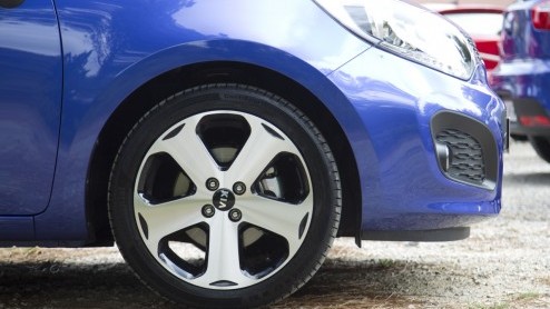 De Kia Rio heeft in ons land een onopvallend bestaan geleid. Nu compacte autos steeds meer aftrek vinden laat het merk geen kans liggen om de Rio een nieuw leven in te blazen. Met een totaal nieuw de