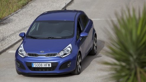 De Kia Rio heeft in ons land een onopvallend bestaan geleid. Nu compacte autos steeds meer aftrek vinden laat het merk geen kans liggen om de Rio een nieuw leven in te blazen. Met een totaal nieuw de