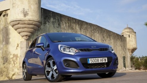 De Kia Rio heeft in ons land een onopvallend bestaan geleid. Nu compacte autos steeds meer aftrek vinden laat het merk geen kans liggen om de Rio een nieuw leven in te blazen. Met een totaal nieuw de
