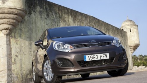 De Kia Rio heeft in ons land een onopvallend bestaan geleid. Nu compacte autos steeds meer aftrek vinden laat het merk geen kans liggen om de Rio een nieuw leven in te blazen. Met een totaal nieuw de