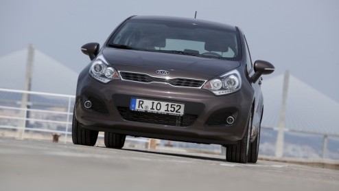 De Kia Rio heeft in ons land een onopvallend bestaan geleid. Nu compacte autos steeds meer aftrek vinden laat het merk geen kans liggen om de Rio een nieuw leven in te blazen. Met een totaal nieuw de