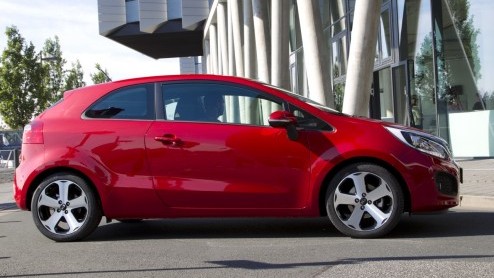 Terwijl de nieuwe vijfdeurs Kia Rio pas net bij de dealer staat beleeft nu de driedeursversie zijn werelddebuut op de IAA. Ook van deze variant heeft Kia hoge verwachtingen; 1 op de 4 Rios zal waarsc