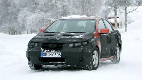 De Kia Spectra - gebaseerd op de bij ons niet meer leverbare Cerato - wordt volgend jaar afgelost. De nieuwe generatie kan rekenen op elementen van de Koup concept. De nog verhulde Spectra (de naam Fo