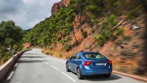 Autotest Volvo XC60 T6 en S60 T6 van modeljaar 2014, aangedreven door een nieuwe 2,0 liter turbomotor met supercharger. Hoe pakt 306 pk op de voorwielen uit, en wat scoort de nieuwe T6 in verbruik?