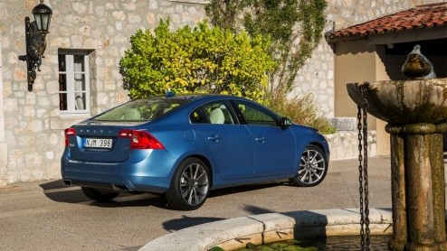 Autotest Volvo XC60 T6 en S60 T6 van modeljaar 2014, aangedreven door een nieuwe 2,0 liter turbomotor met supercharger. Hoe pakt 306 pk op de voorwielen uit, en wat scoort de nieuwe T6 in verbruik?