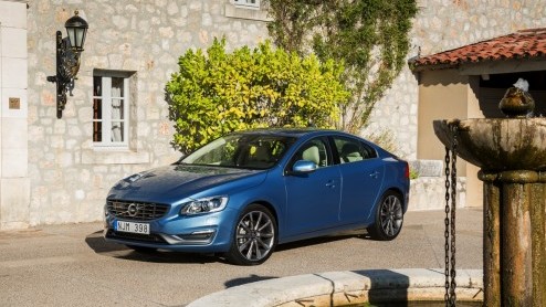 Autotest Volvo XC60 T6 en S60 T6 van modeljaar 2014, aangedreven door een nieuwe 2,0 liter turbomotor met supercharger. Hoe pakt 306 pk op de voorwielen uit, en wat scoort de nieuwe T6 in verbruik?