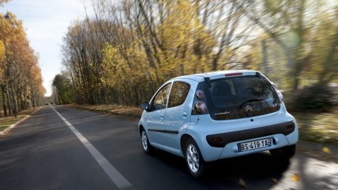 Als je lange tijd n van de populairste jongetjes uit de klas bent, dan loop je natuurlijk de kans dat nieuwkomers het stokje willen overnemen. Hoe probeer je dat te voorkomen? Door bijvoorbeeld een