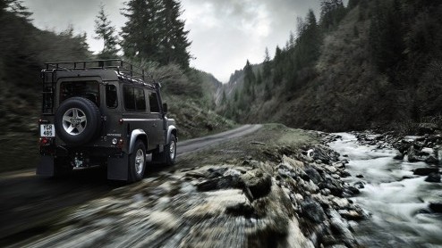 Land Rover houdt de iconische Defender nog even fris. Het werkpaard krijgt in het nieuwe modeljaar een nieuwe 2.2 liter dieselmotor en is verkrijgbaar in nieuwe uitvoeringen.