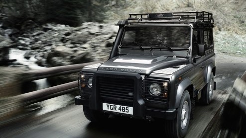 Land Rover houdt de iconische Defender nog even fris. Het werkpaard krijgt in het nieuwe modeljaar een nieuwe 2.2 liter dieselmotor en is verkrijgbaar in nieuwe uitvoeringen.