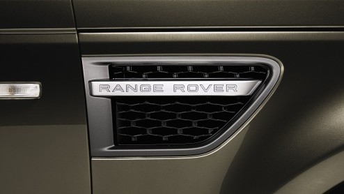Land Rover heeft een nog luxere Range Rover Sport in de aanbieding. Deze Luxury uitvoering is gepositioneerd tussen de HSE en top-of-the-line Autobiography Sport en is voorzien van exclusieve afwerk