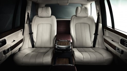 Range Rover presenteert op de Autosalon van Genve de meest luxueuze Range Rover ooit. Deze ultieme vorm van decadentie luistert naar de naam Range Rover Autobiography Ultimate Edition en komt in een
