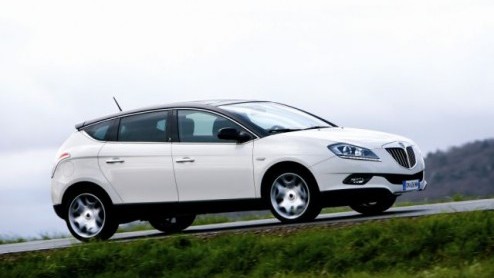 Lancia is terug van weggeweest en presenteert een nieuwe aanvaller: de Delta. Eind juli staat de nieuwe Italiaan bij de dealers, met een vanafprijs van 23.995 euro. Deze stijlvolle nieuweling zit boor