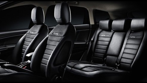 Lancia zet de speciaal uitgevoerde Delta S by Momodesign bij de dealer vanaf 28.385 euro.